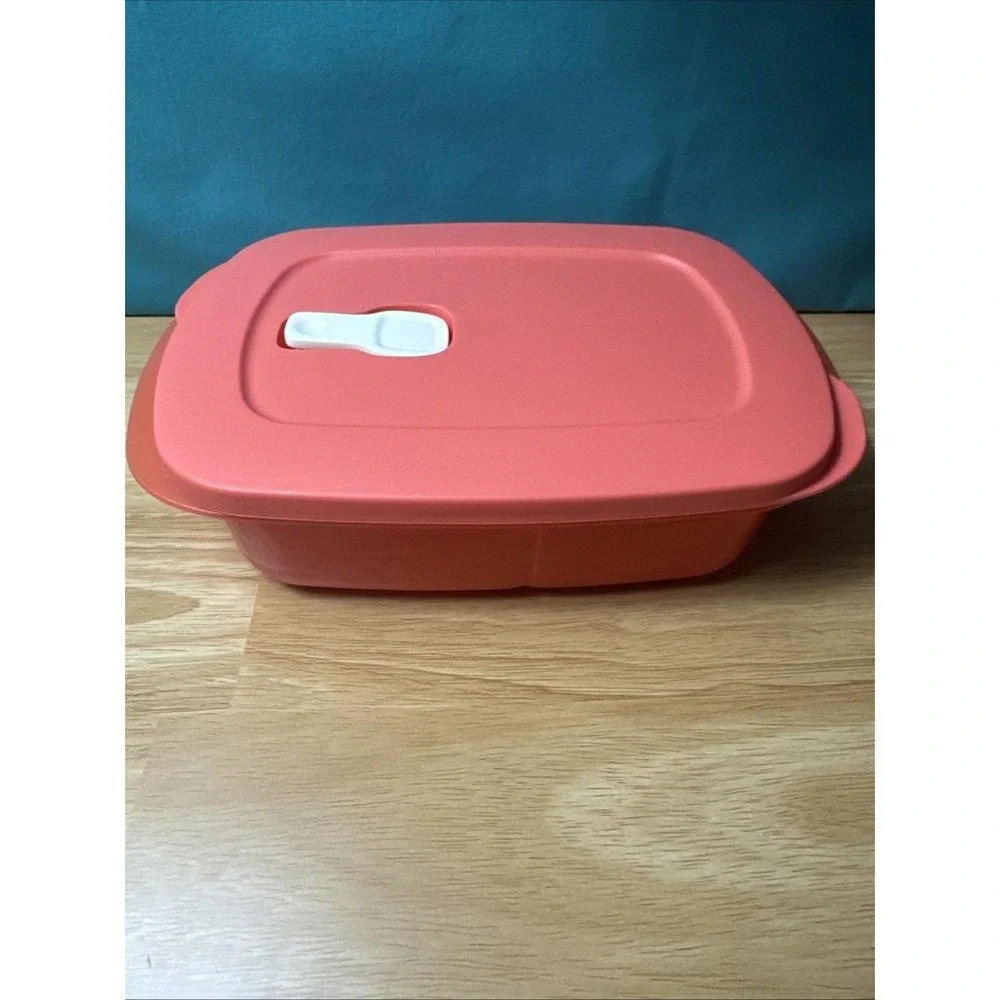Tupperware Crystalwave plus Stain Guard 4 cup Divided rectangular container New